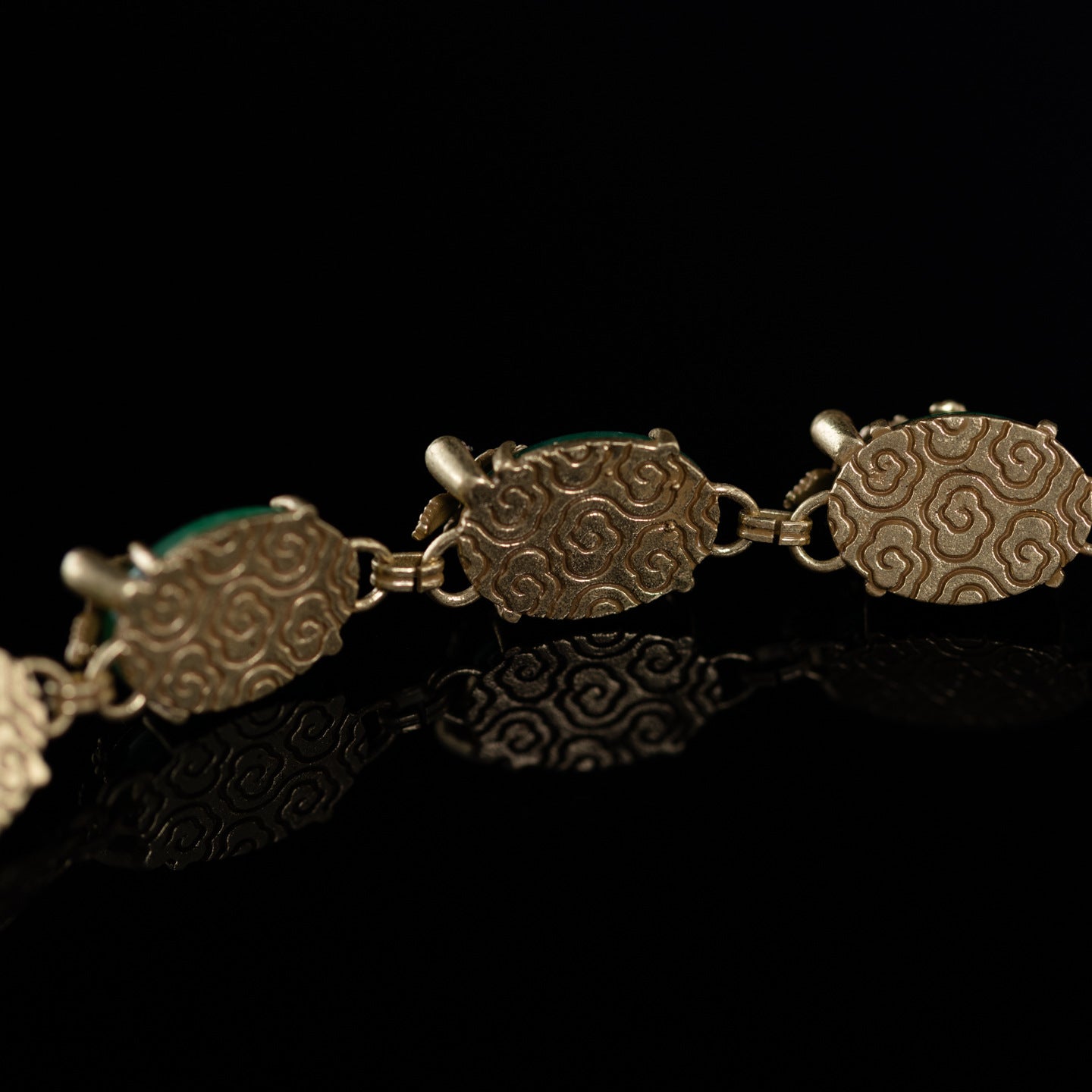 Vintage Leaf Refined Handcrafted Necklace for Ladies